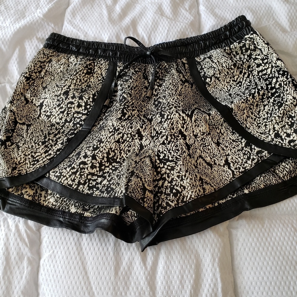 VERY GOOD CONDITION VERY J SHORTS SIZE M - Picture 1 of 5